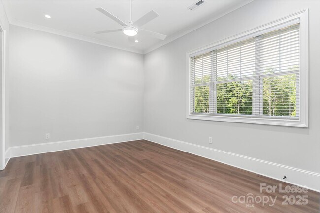 Building Photo - 805 Naples Dr