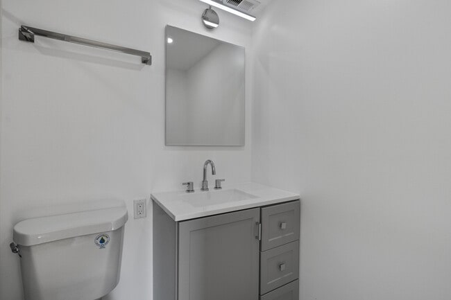 Building Photo - 105 S Poppleton St