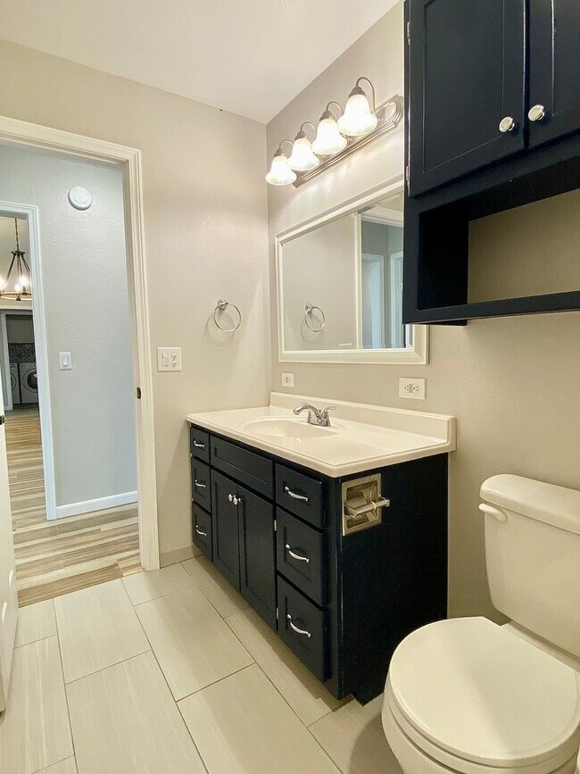 Building Photo - Gorgeous Remodeled Edmond 3 Bed 2 Bath