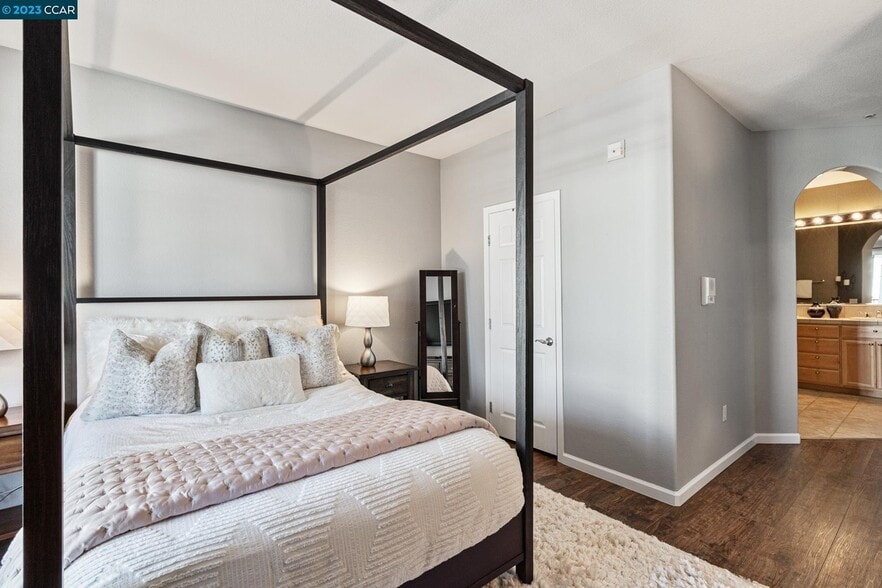 Master Bedroom with walk in closet - 4323 Clarinbridge Cir