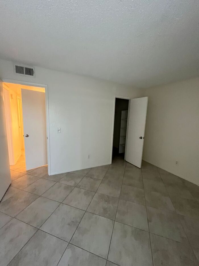 Building Photo - 1201 S McClintock Dr