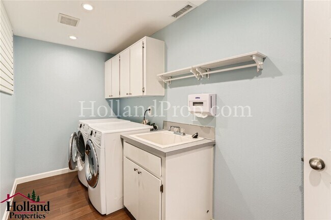Building Photo - Gorgeous 3 Bedroom Home with SwimSpa Avail...
