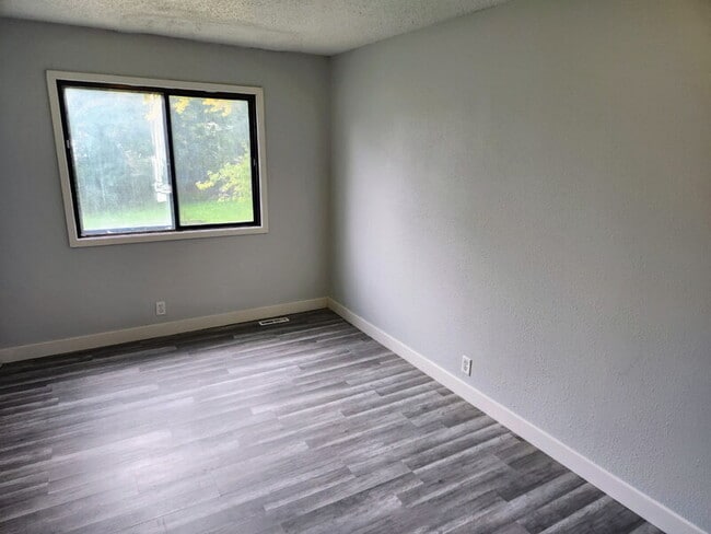 Building Photo - 1627 E Glenwood Dr