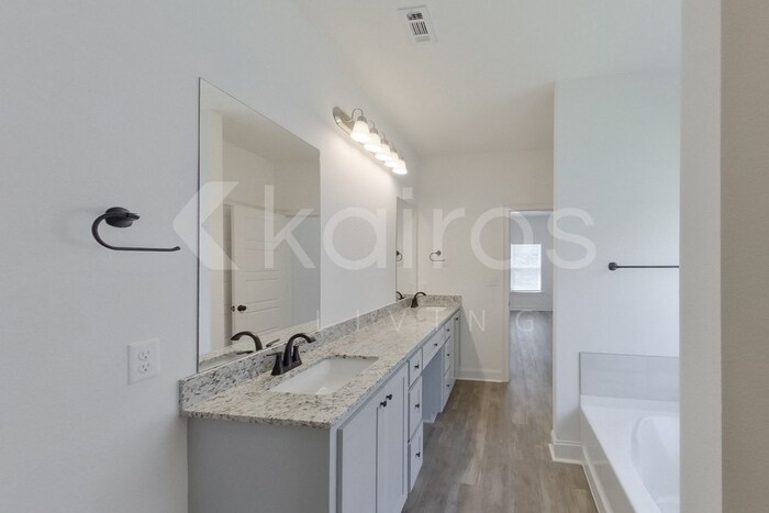 Building Photo - 8008 Hendrick Dr