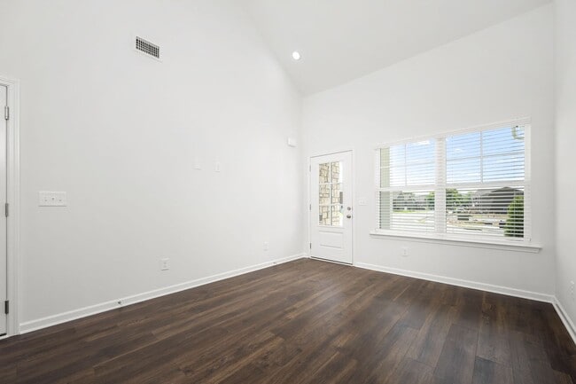 Building Photo - Park Place Townhome!