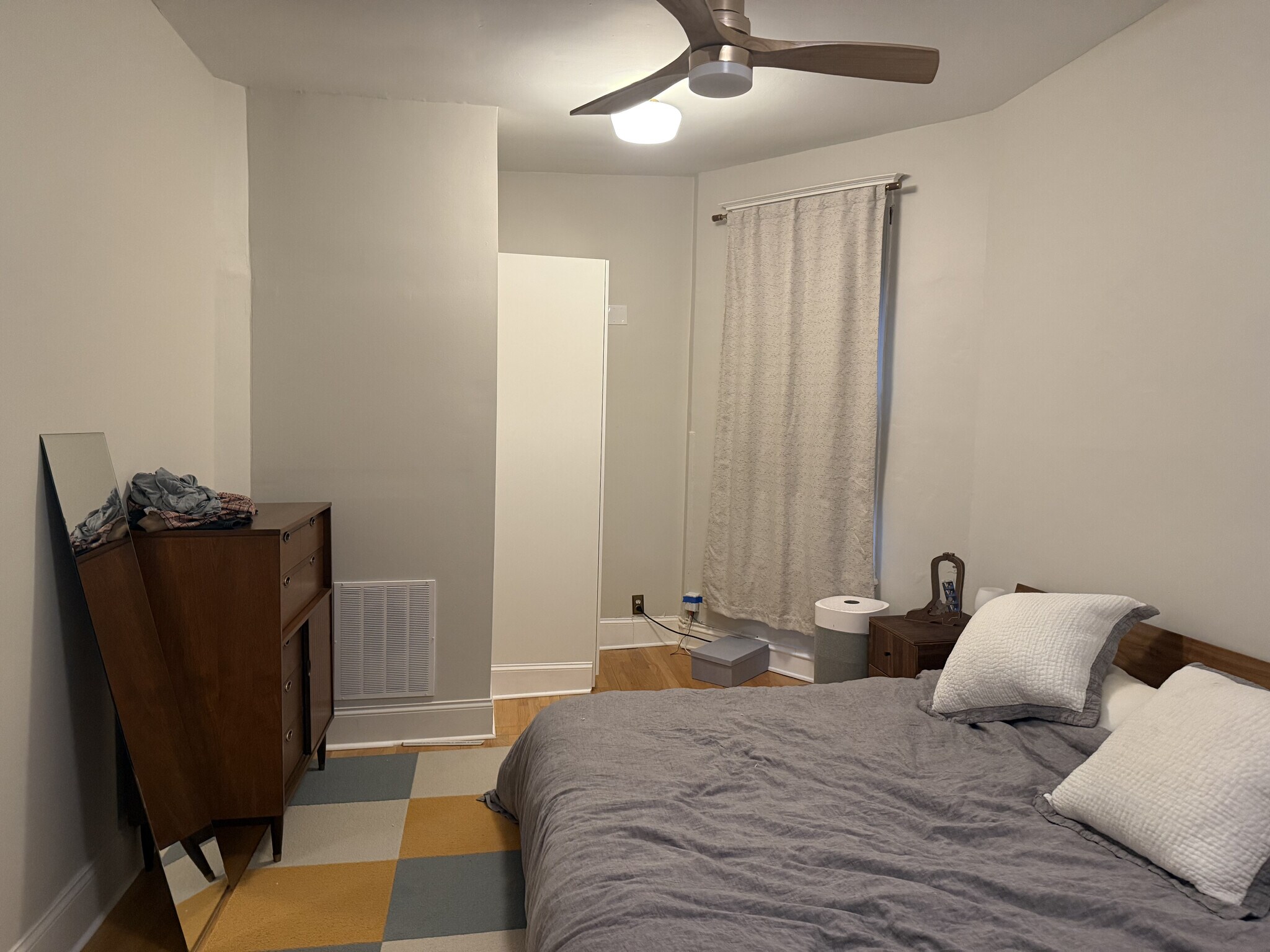 Main bedroom - 2459 N Albany Ave