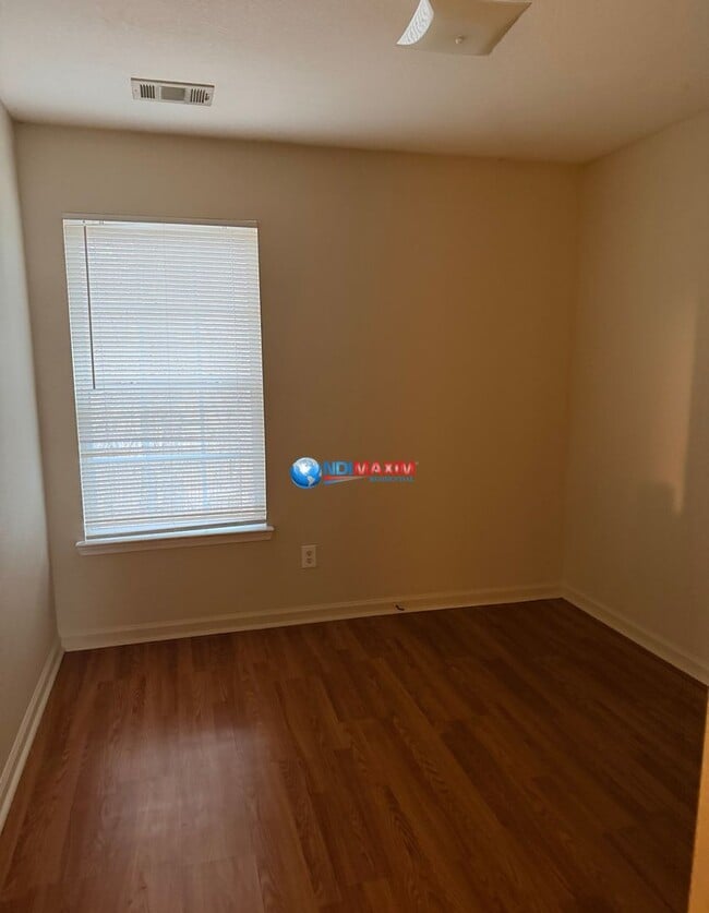 Building Photo - Spacious 3-bedroom townhouse in Riverdale