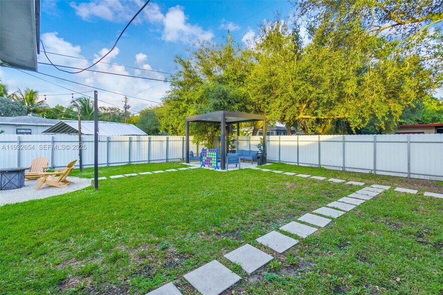 Building Photo - 695 NE 160th St