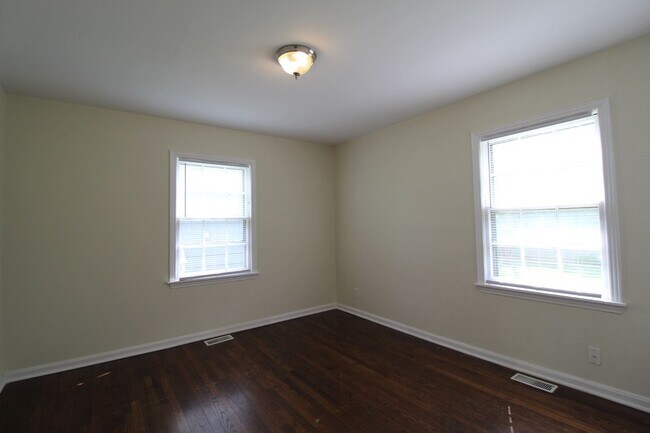 Building Photo - 2 Bedroom 1 Bath Home In Roeland Park