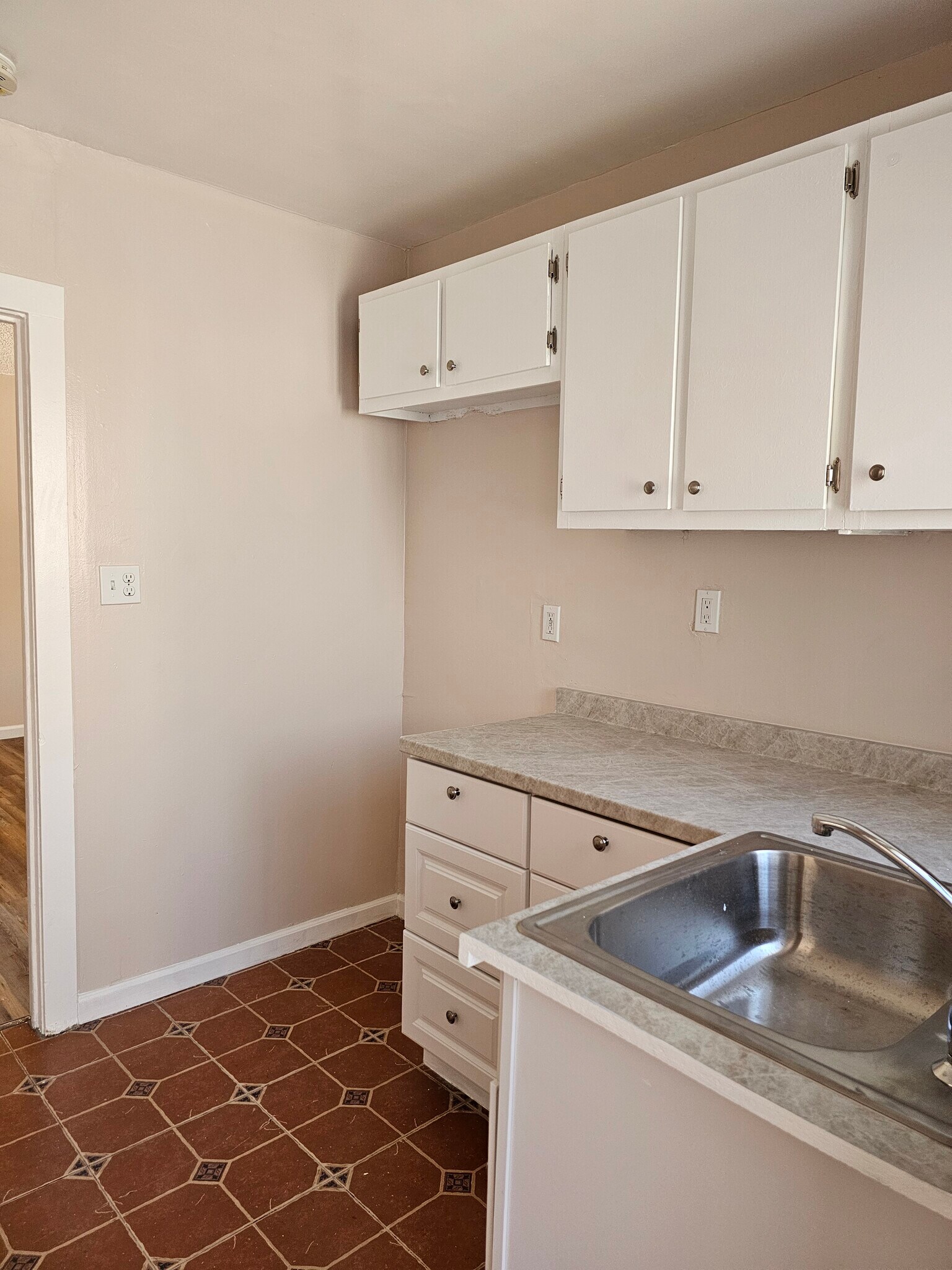 Building Photo - 527 1/2 W 19th St