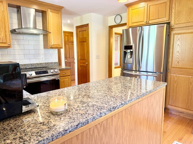 Building Photo - Meticulously Maintained 3BD/2.5BA Home in Quiet Westbrook Neighborhood!