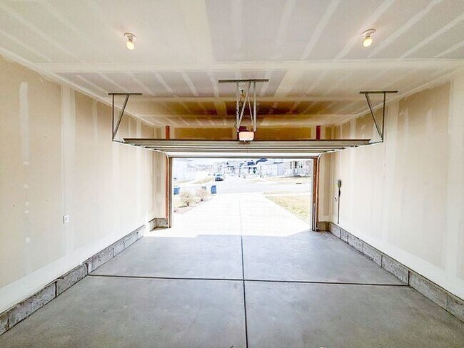 Building Photo - 414 W Snowberry Dr