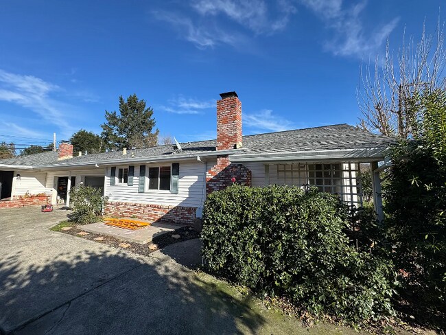 Building Photo - 615 Nason St