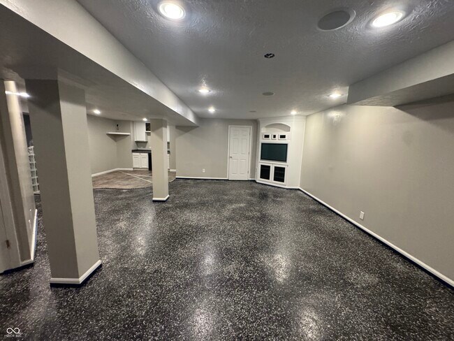 Building Photo - 7435 Sycamore Run Dr