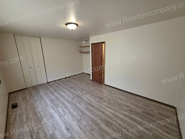 Building Photo - Beautiful 3 Bedroom Townhouse across from Morton High School!