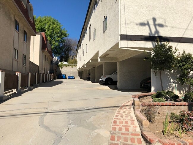 Building Photo - 203 E Oak Ave