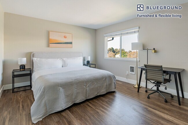 Building Photo - 950 E Hillsdale Blvd