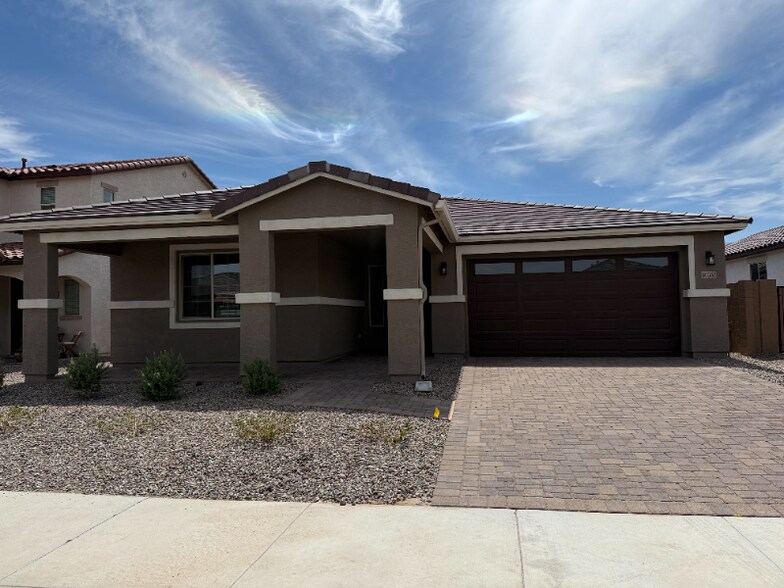 Building Photo - 40563 W Michaels Dr