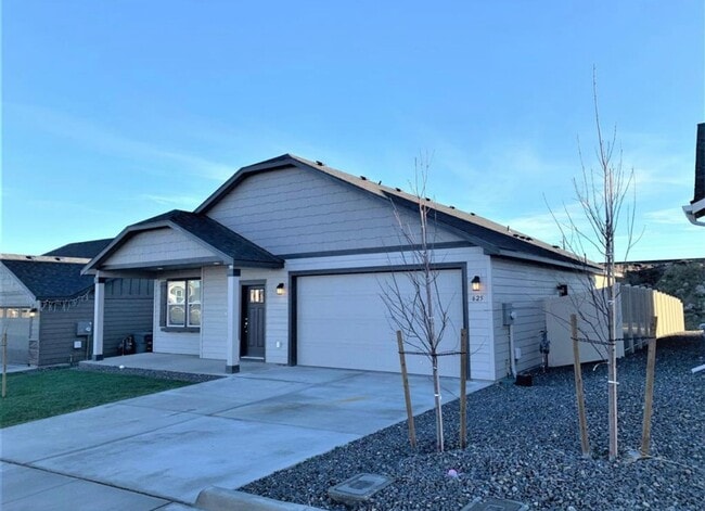 Building Photo - Newer Home in Kennewick, Great Location! Pets welcome!