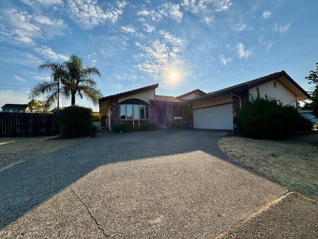 Building Photo - 2555 Westridge Dr