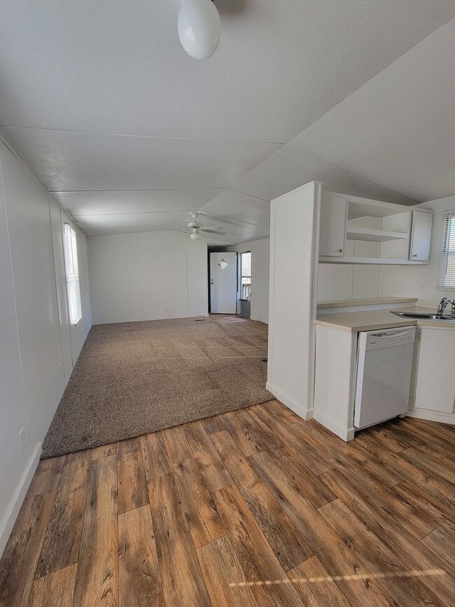 Building Photo - Ready to Move in