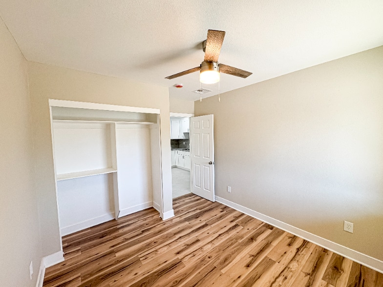 Building Photo - 1530 W 4th Pl