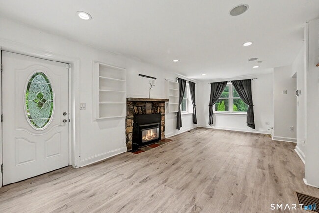 Building Photo - 10 Old Hawleyville Rd