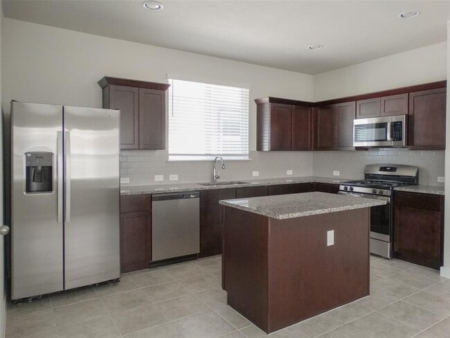 Building Photo - 370 Hortus Dr