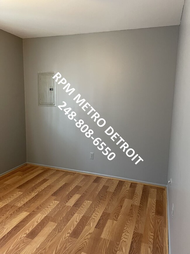 Building Photo - Oak Park 2-bedroom Duplex with Berkley Sch...