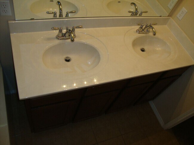 Building Photo - 2539 Red Fern Dr
