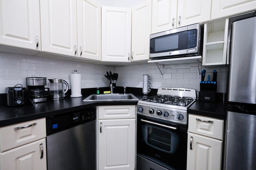 Building Photo - 310 E 103rd St