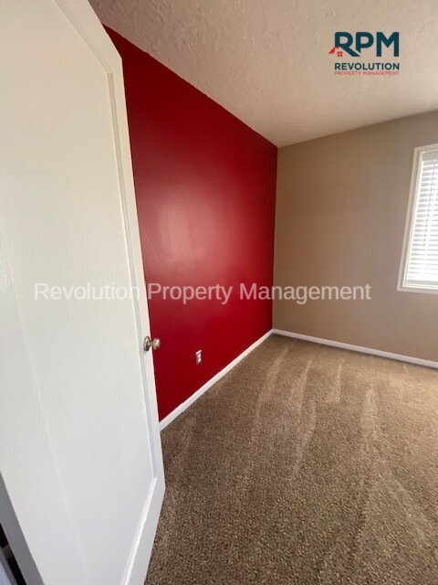 Building Photo - "Charming 2-Bed, 2-Bath Retreat in Ogden –...