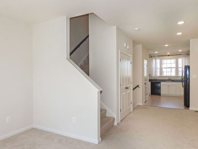 Building Photo - Pet Friendly 3 Story Inner Townhouse with ...