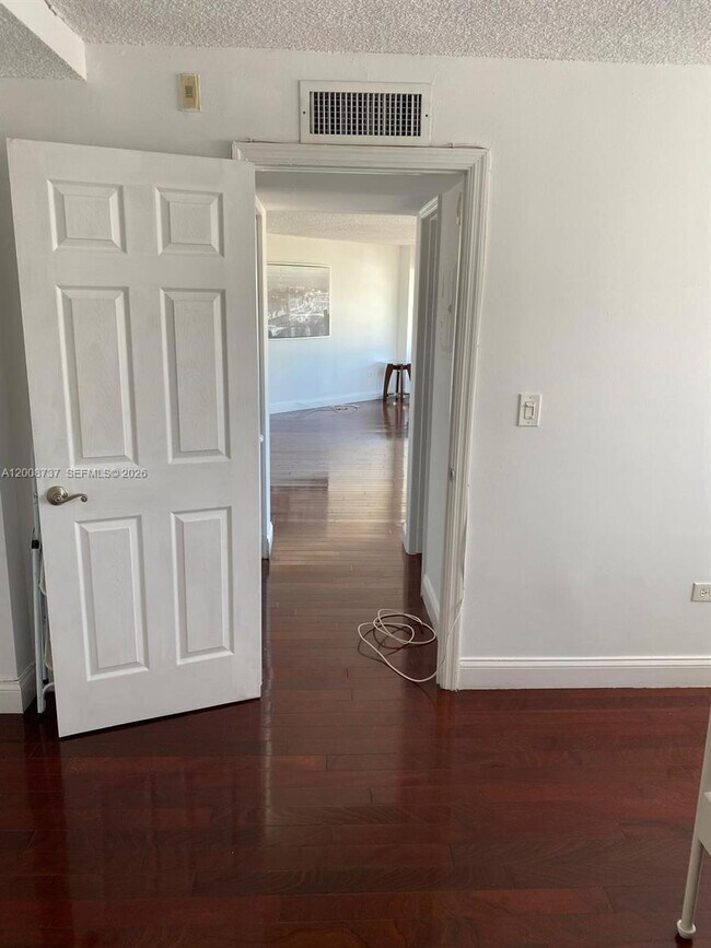 Building Photo - 1881 Washington Ave