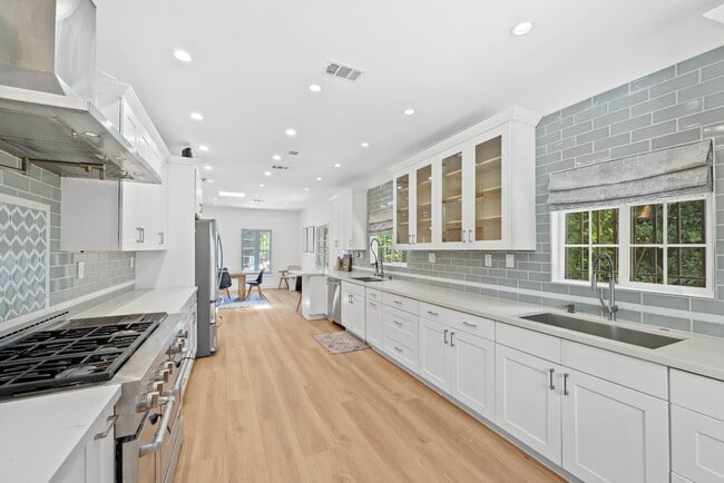 Building Photo - Traditional home | 3 bed 3 bath | Prime Pico-Robertson Area