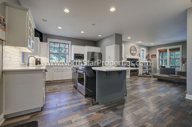 Building Photo - Spacious Five Bed Home in NW Bend
