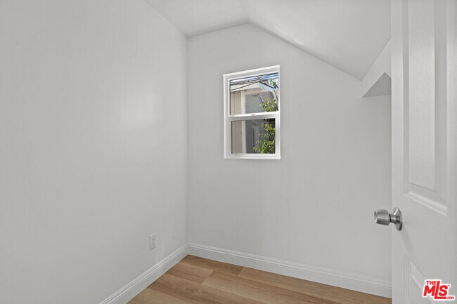 Building Photo - 814 3rd St