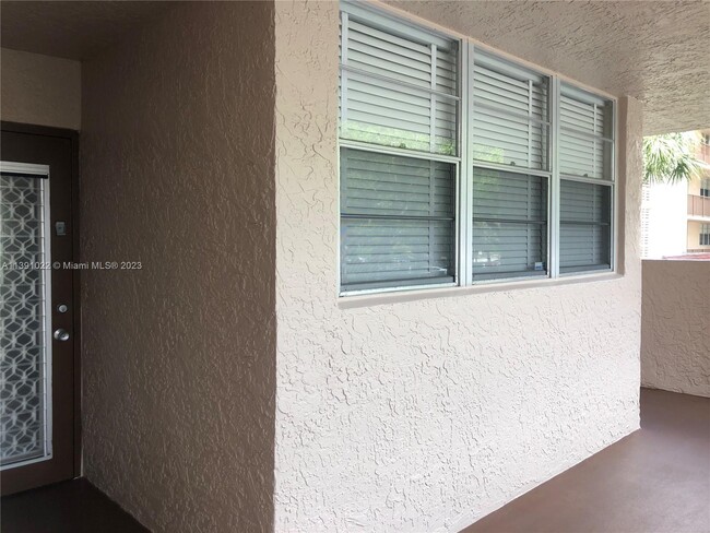 Building Photo - 1831 Sabal Palm Dr