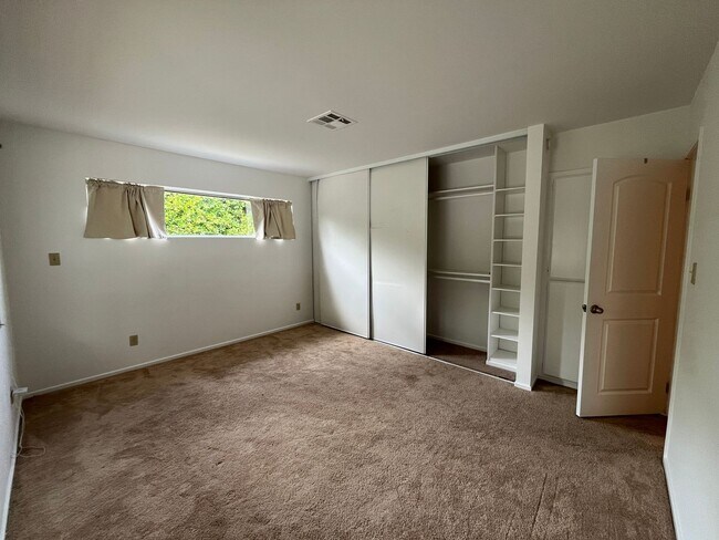Building Photo - Pet friendly 2+1 w/private yard + in-unit laundry!
