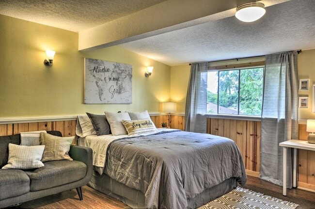 Building Photo - 11352 NE Fargo St