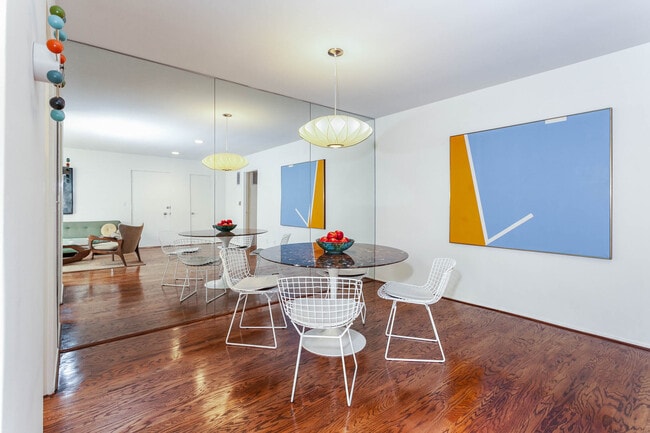 Building Photo - 938 San Vicente Blvd