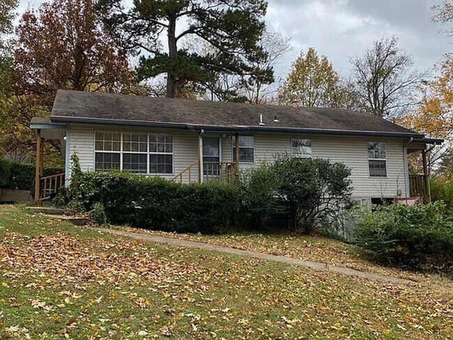 Building Photo - 3 Bedroom, 2 Bathroom Fayetteville Home, Available March 1st!