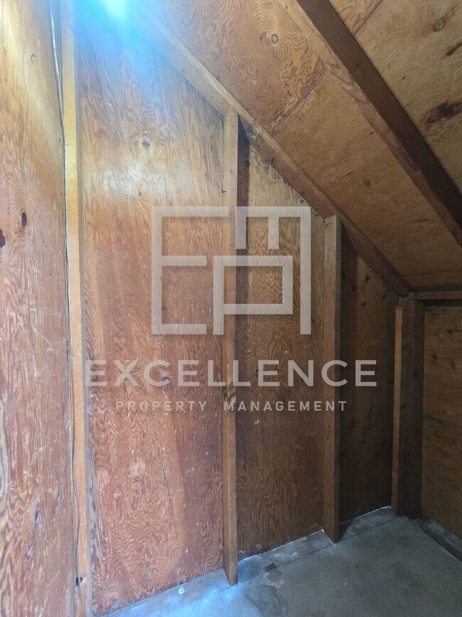 Building Photo - Upper 2/1 With New Carpets, Updated Kitchen and Many Many Many Community Features!