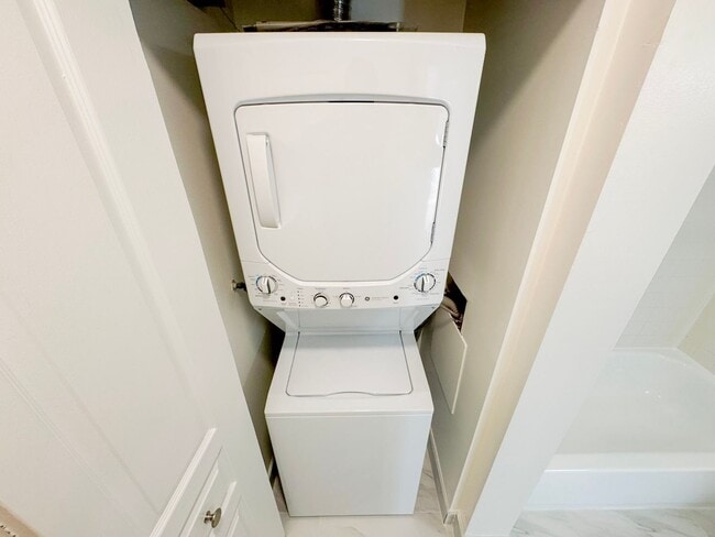 Building Photo - Freshly Renovated 1 Bed 1 Bath Condo With Balcony In Vibrant Savoy Park - Water Included