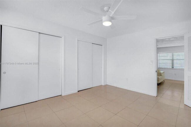 Building Photo - 4590 SW 67th Ave