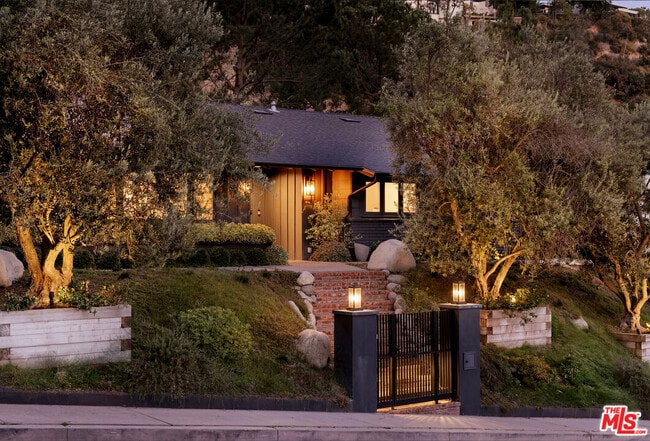 Building Photo - 1744 N Doheny Dr