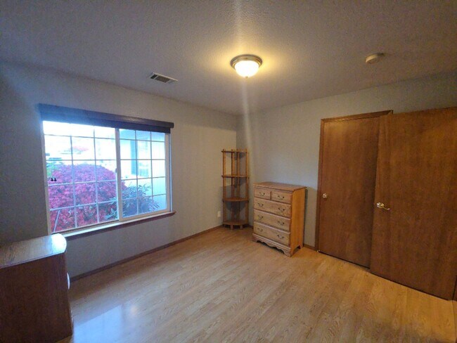 Building Photo - Pet friendly! 3DB/2BA Fortuna home on quiet road!