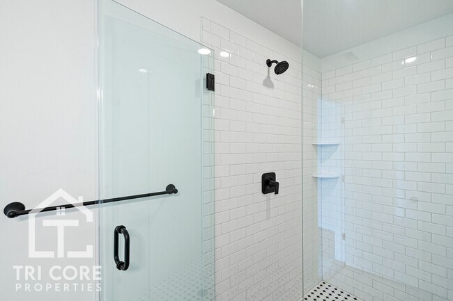 Building Photo - ?? 1 MONTH FREE + FREE PET RENT | Spacious 2BR Townhome w/ 2-Car Garage + Smart Home Features