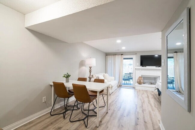 Building Photo - 2000 Quiet Stream Dr