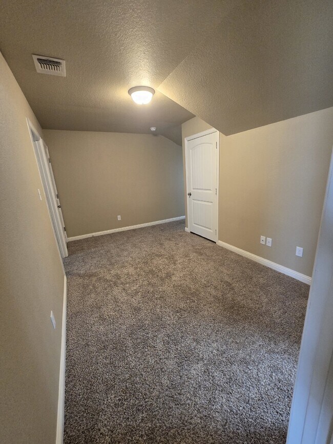 Building Photo - Spacious 3 Bedroom, 2 Bath Duplex for Rent...